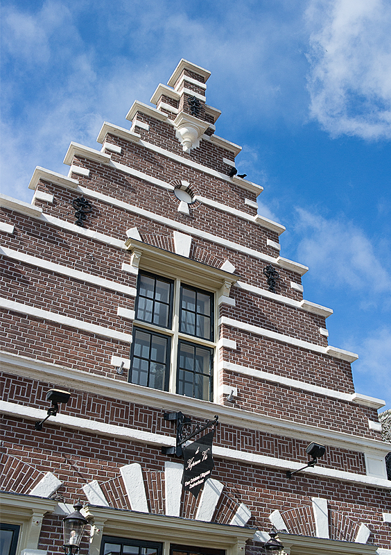 Holland 03 - 201520150327_03274055 als Smartobjekt-1 Kopie.jpg - Ankunft in Monnikendam - Hier ist der Giebel eines der schönen Klinkerfassaden zu sehen